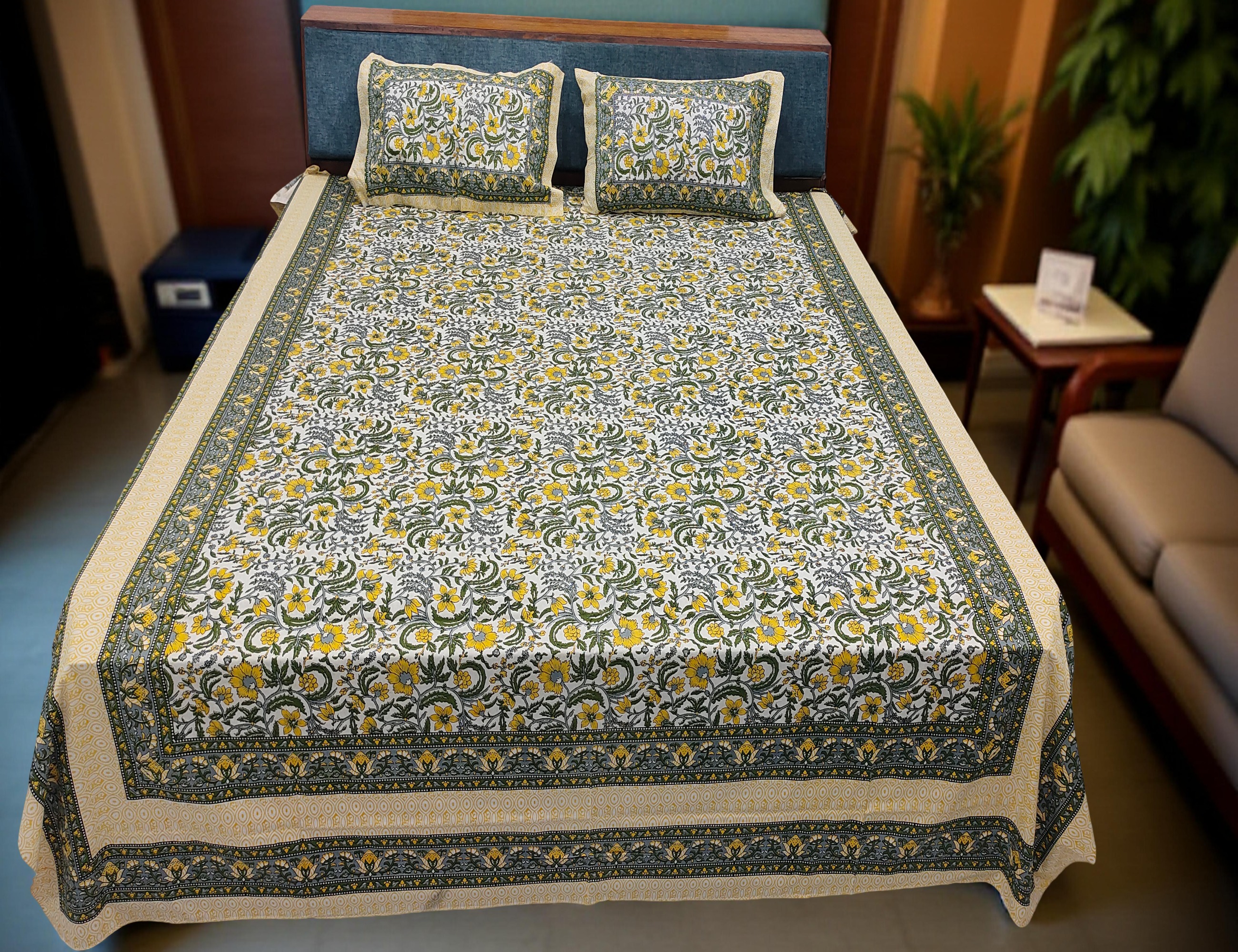 MULTICOLOUR CHARMING FLORAL PREMIUM QUEEN SIZE BEDSHEET