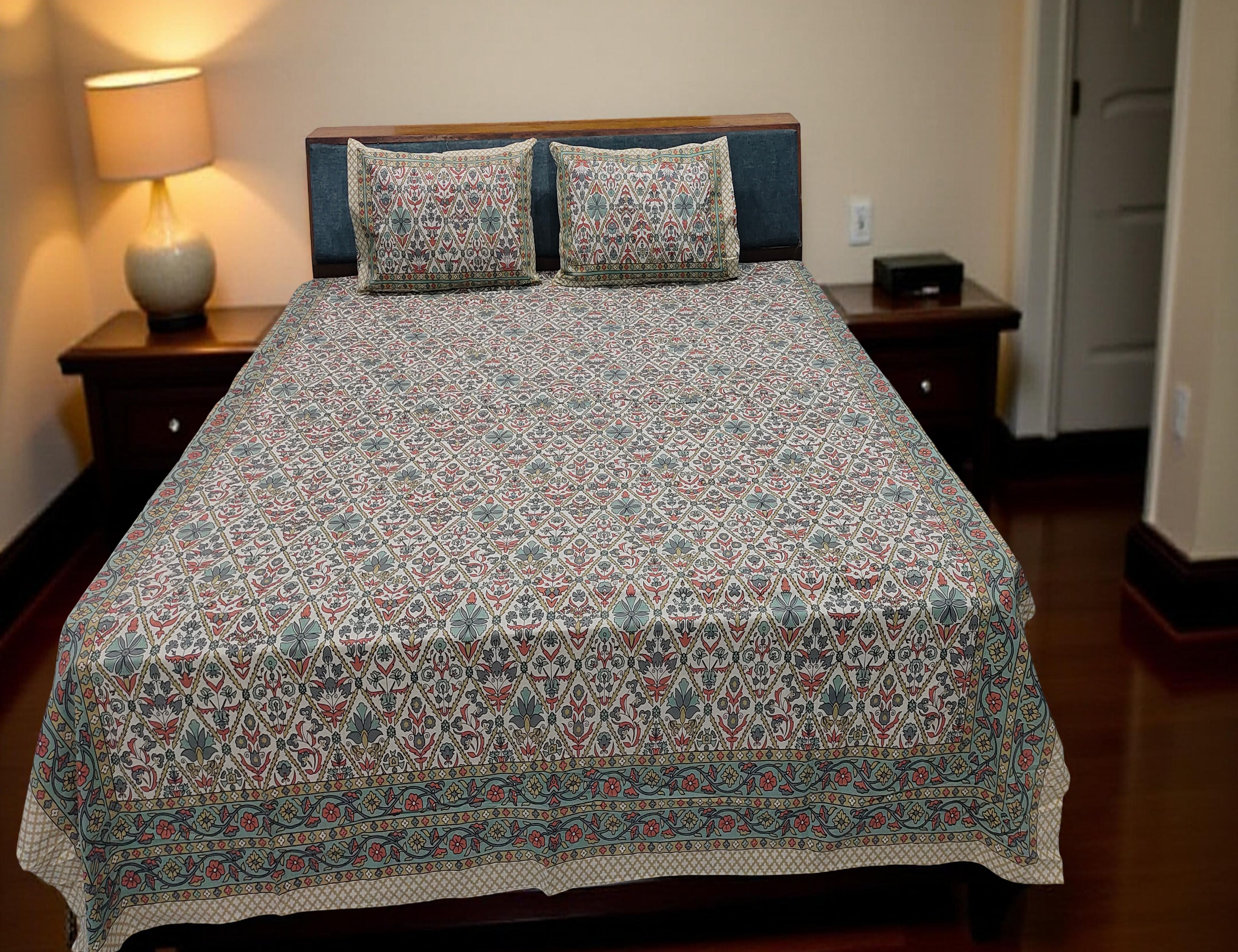 UNIQUE MULTIDESIGN FLORAL LEAF PREMIUM QUEEN SIZE BEDSHEET
